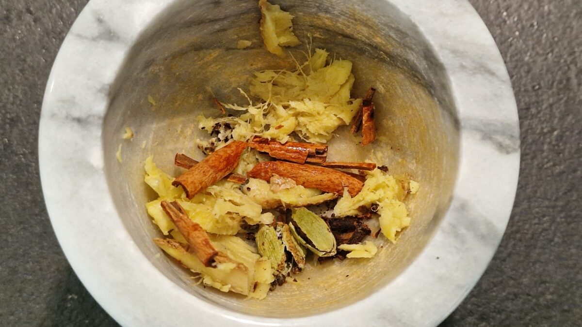 Masala chai fűszerek mozsárban megtörve