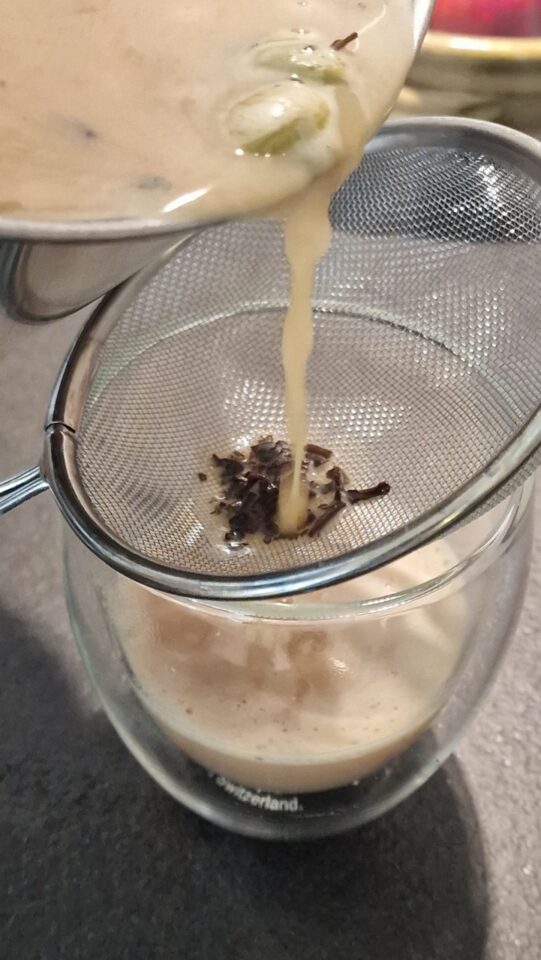 Masala chai szűrése