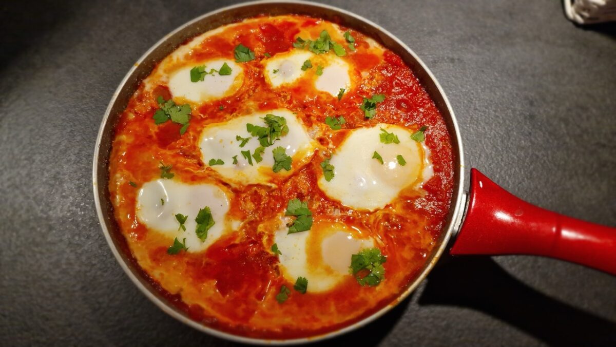 Nemzetközi shakshuka tojással