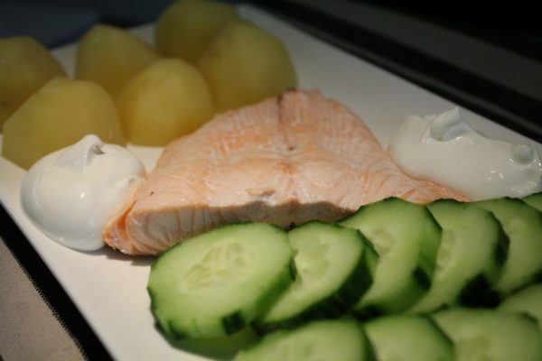 Norvég főtt lazac krumplival, uborkával, tejföllel