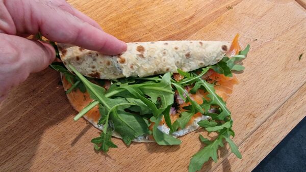 Norvég füstölt lazacos lompetekercs készítése 5 - lompetekercs feltekerése