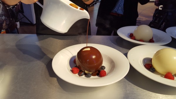 Vanilio Royal, tejcsokoládés ganache-sal csokoládé gömbbe rejtve, Rosabaya de Colombia öntettel