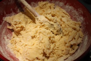 Pâte sucrée készítése: szitáld bele a lisztet