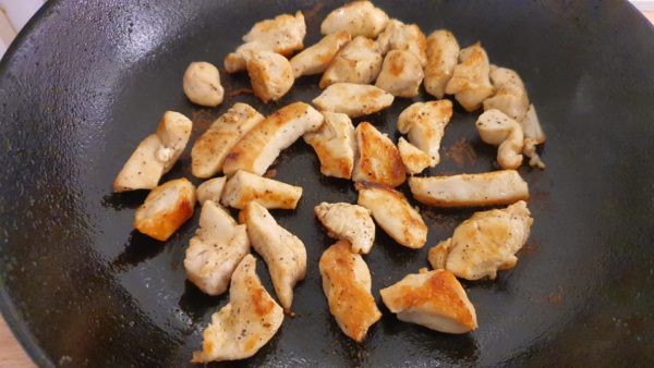 Pestos csirkés tésztához csirkemell pirítása 2
