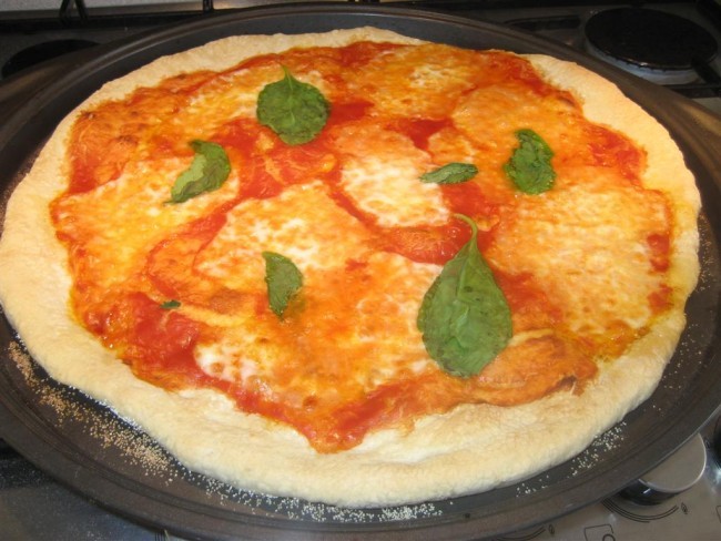 Pizza Margherita pizzasütő lapon
