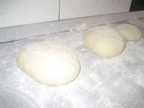 Tészta gombócok pizza formázás előtt