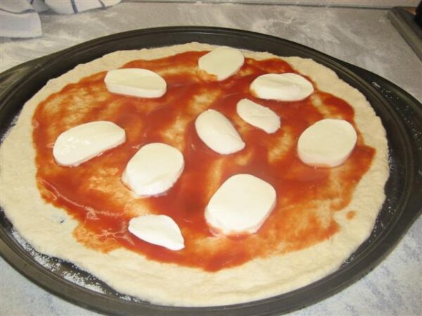 Pizza Margherita sütésre készen