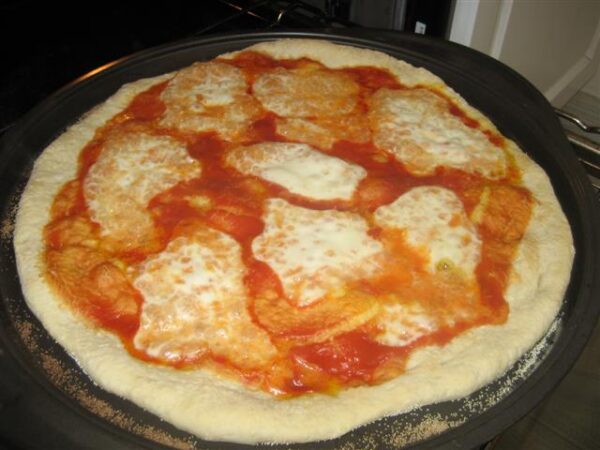 Kész pizza margherita, tedd rá a bazsalikomot