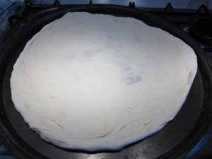 Pizzatészta készítése: tészta a sütőlapon