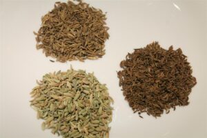Római kömény (balra fent), köménymag (jobbra), édeskömény mag (balra lent)