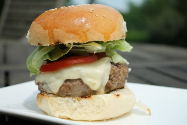 Sajtburger házi hamburger zsemlében