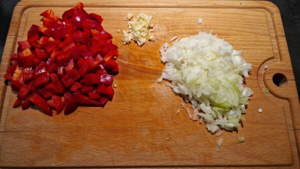 Shakshuka hozzávalók előkészítése