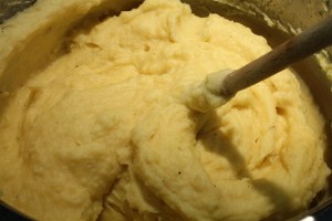 Shepherds pie készítése: krumplipüré a tetejére