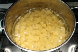 Shepherds pie készítése: főzd meg a krumplit