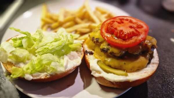 Smash burger összeállítása