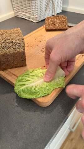 Smørrebrød készítése - salátalevél
