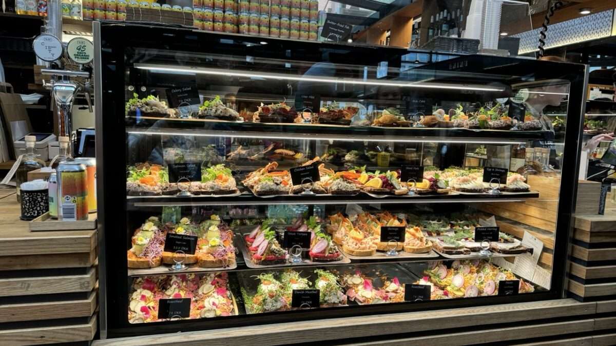 Smørrebrød pult Koppenhágában a TorvehallerneKBH piacon