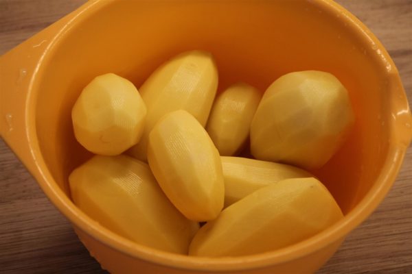 Spanyol paprikás krumpli készítése - megpucolt krumpli
