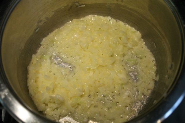 Spárgakrémleves készítése 1 - vajban párolt hagyma