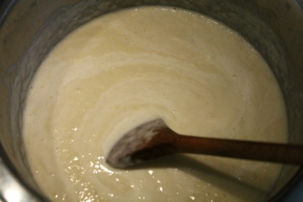 Spárgakrémleves készítése 6 - tejszín hozzáadva