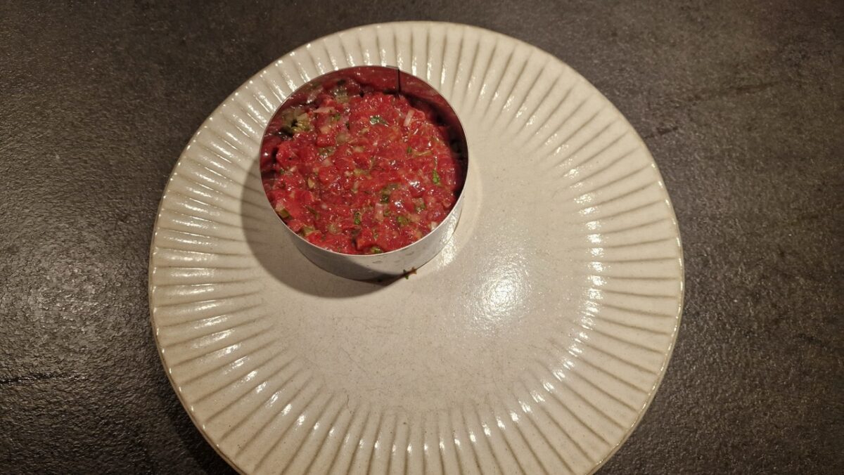 Steak tartare formázása tálalógyűrűvel