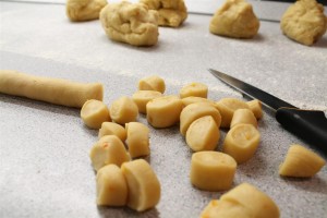 Struffoli készítése: a gnocchihoz vagy nudlihoz hasonlóan kell formázni