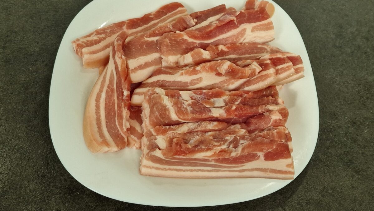Szeletelt nyers bőrös császárhús