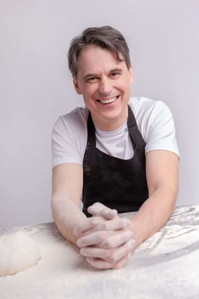 Szilágyi Balázs lisztes asztallal