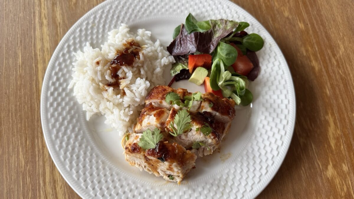 Szójaszószos csirkemell rizzsel és salátával