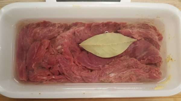 Tatárbifsztek hús pácolása