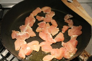 Tejszínes csirkés tészta készítése: pirítsd meg a húst
