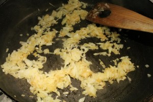 Tejszínes csirkés tészta készítése: párold meg a hagymát és fokhagymát