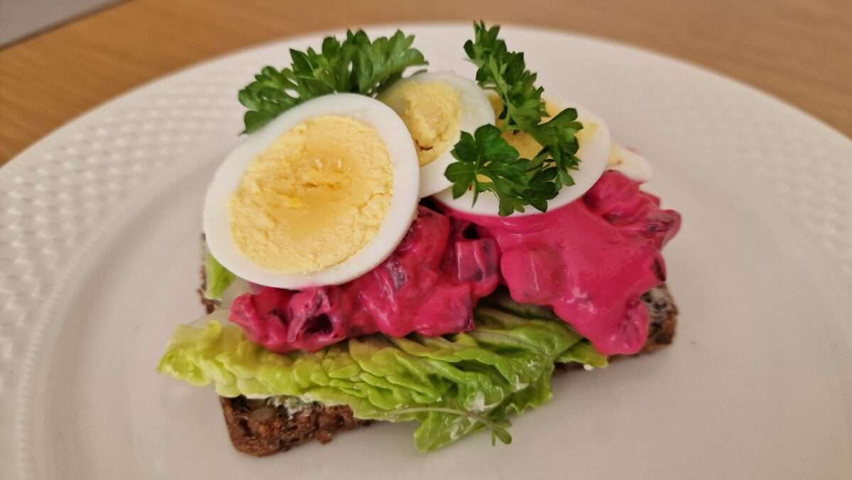 tojásos-céklasalátás smørrebrød