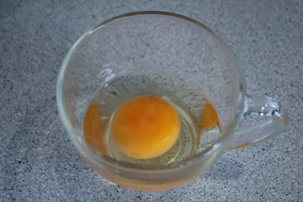 Tükörtojás előkészítése, tojás kapucsínós csészében
