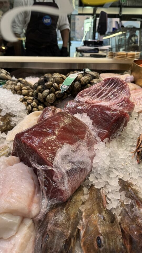 Vörös tonhal a koppenhágai TorvehallerneKBH piacon