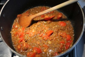Zöldség curry kókusztejben: hagyma, paradicsom, fűszerek